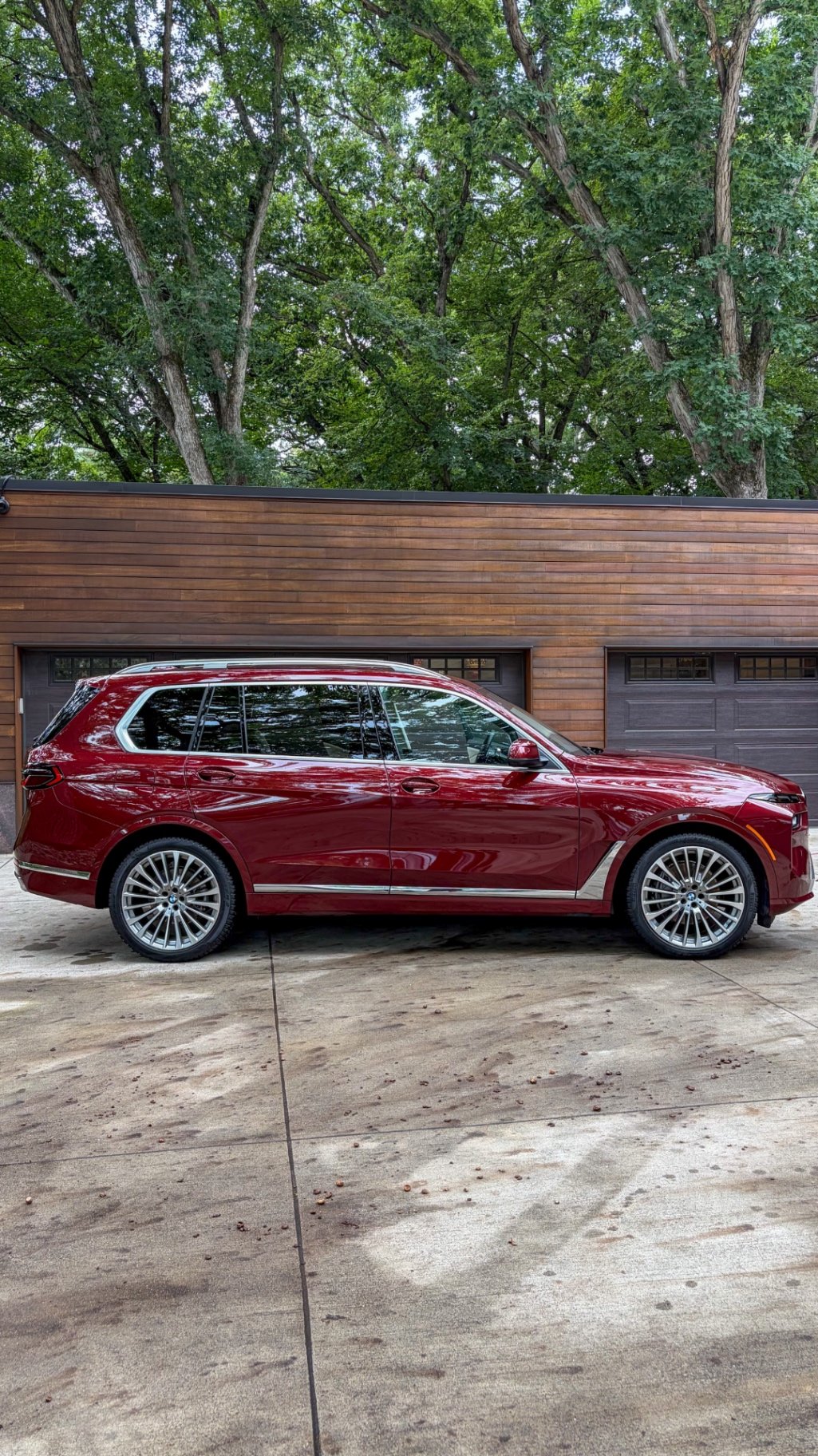 Side profile of a detailed BMW X7 BMW Individual spec