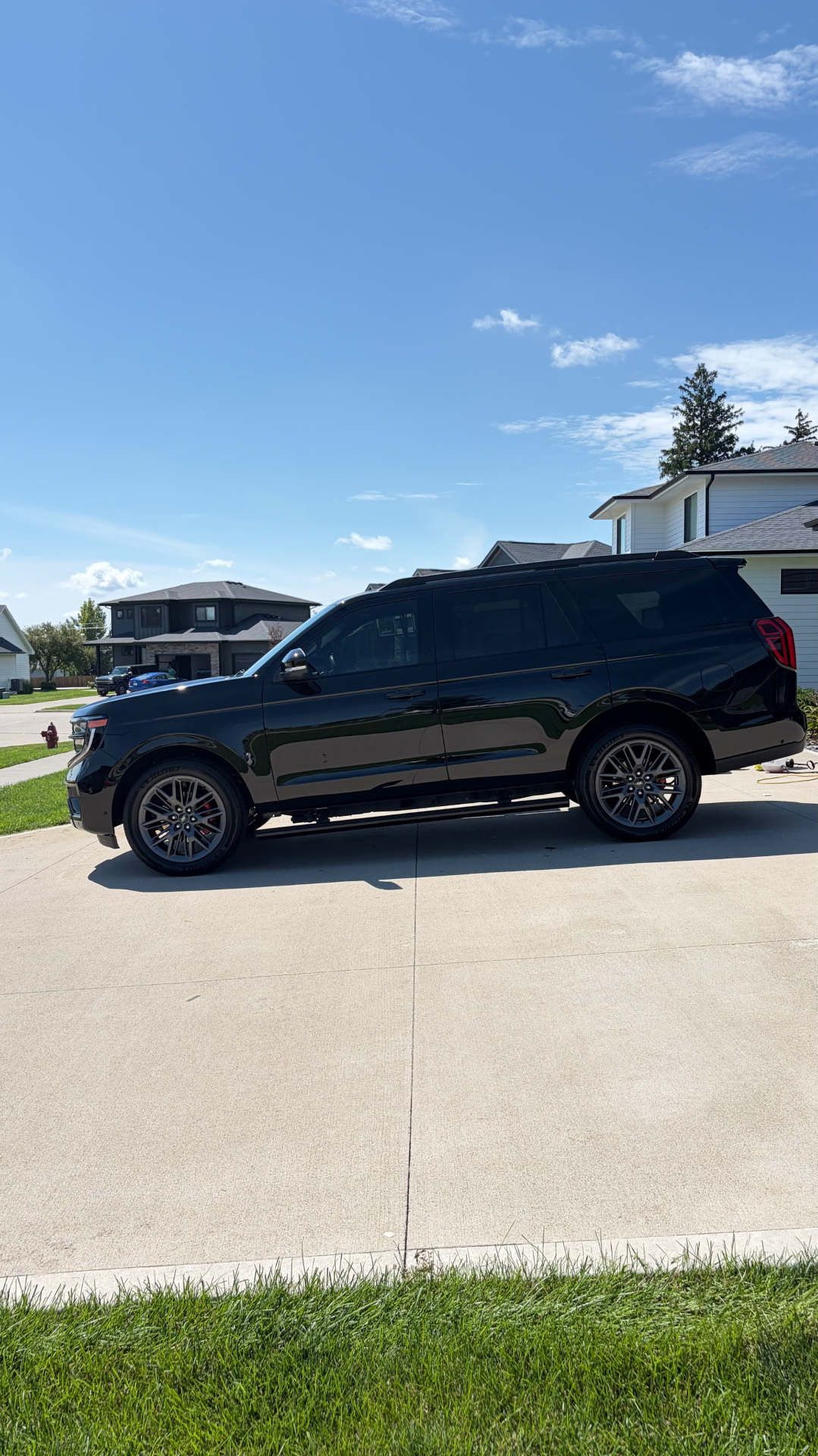 Side profile of a detailed Ford Expedition