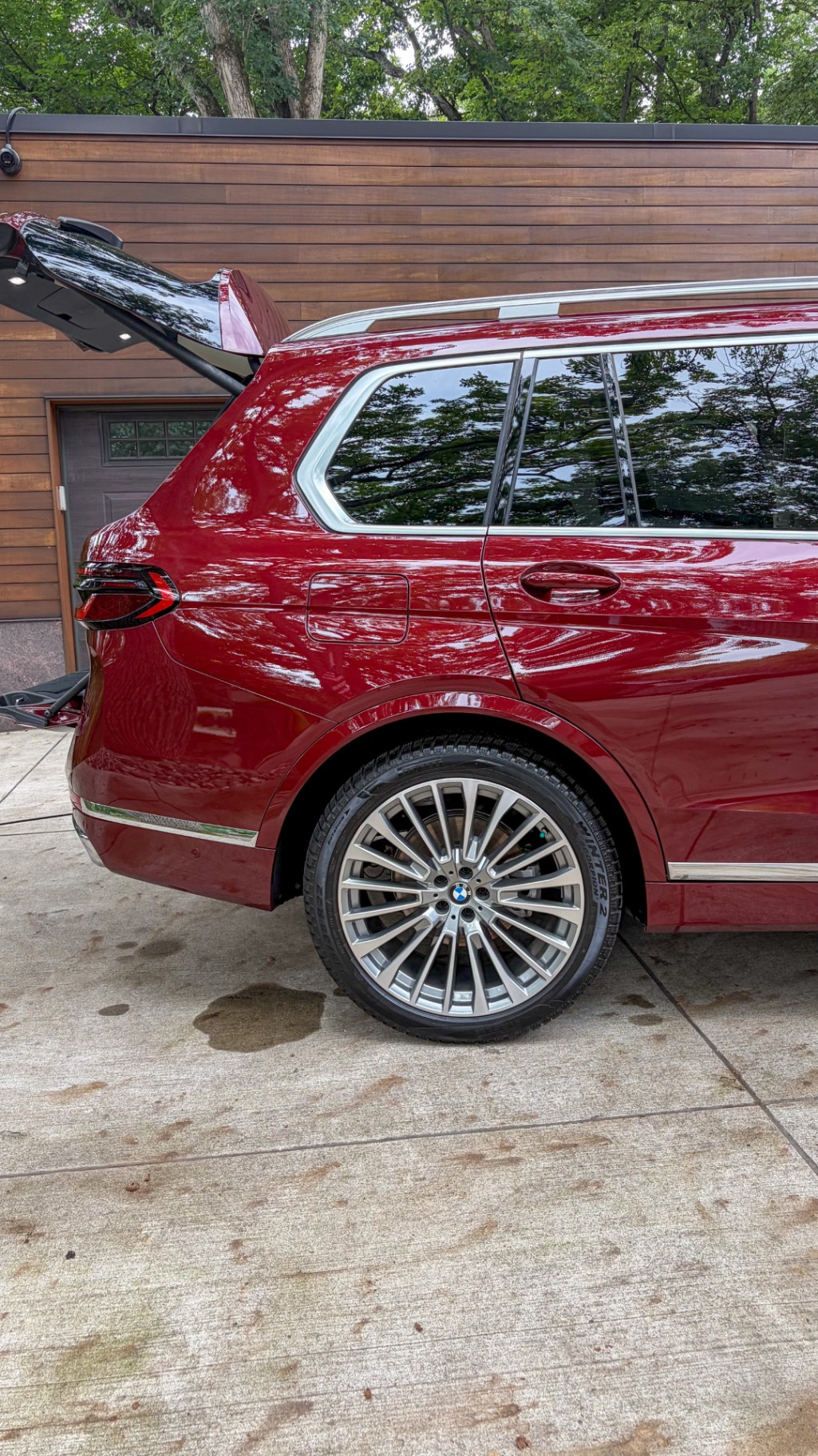 Rear wheel and paint reflection on a detailed BMW X7