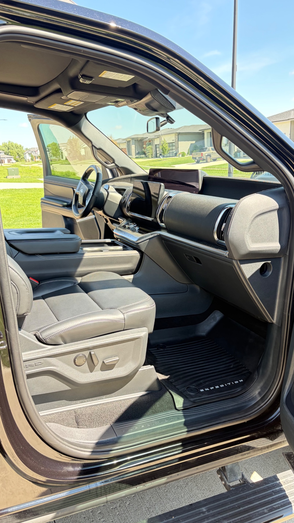 Front cabin of a Ford Expedition after interior detailing