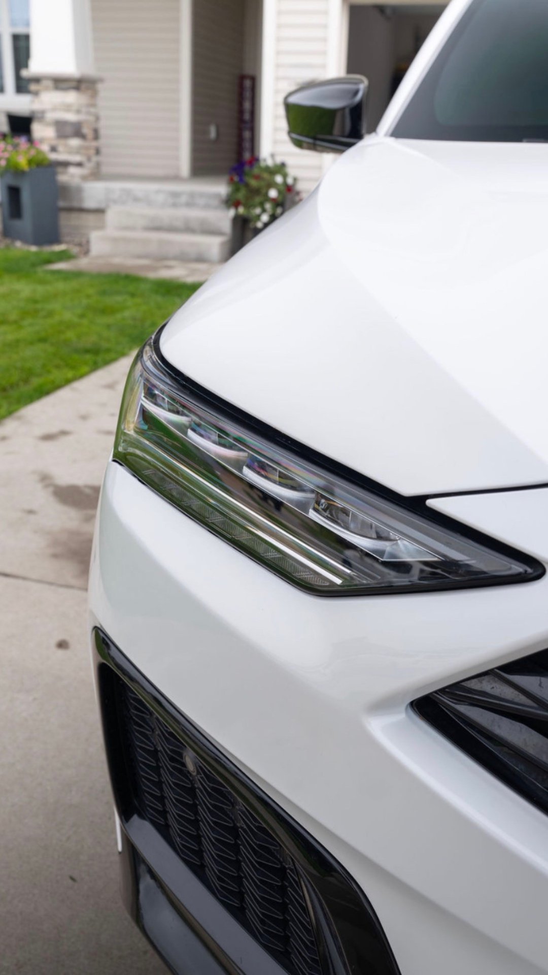 Headlight and front bumper of the Acura MDX after Nasiol ZR53 coating