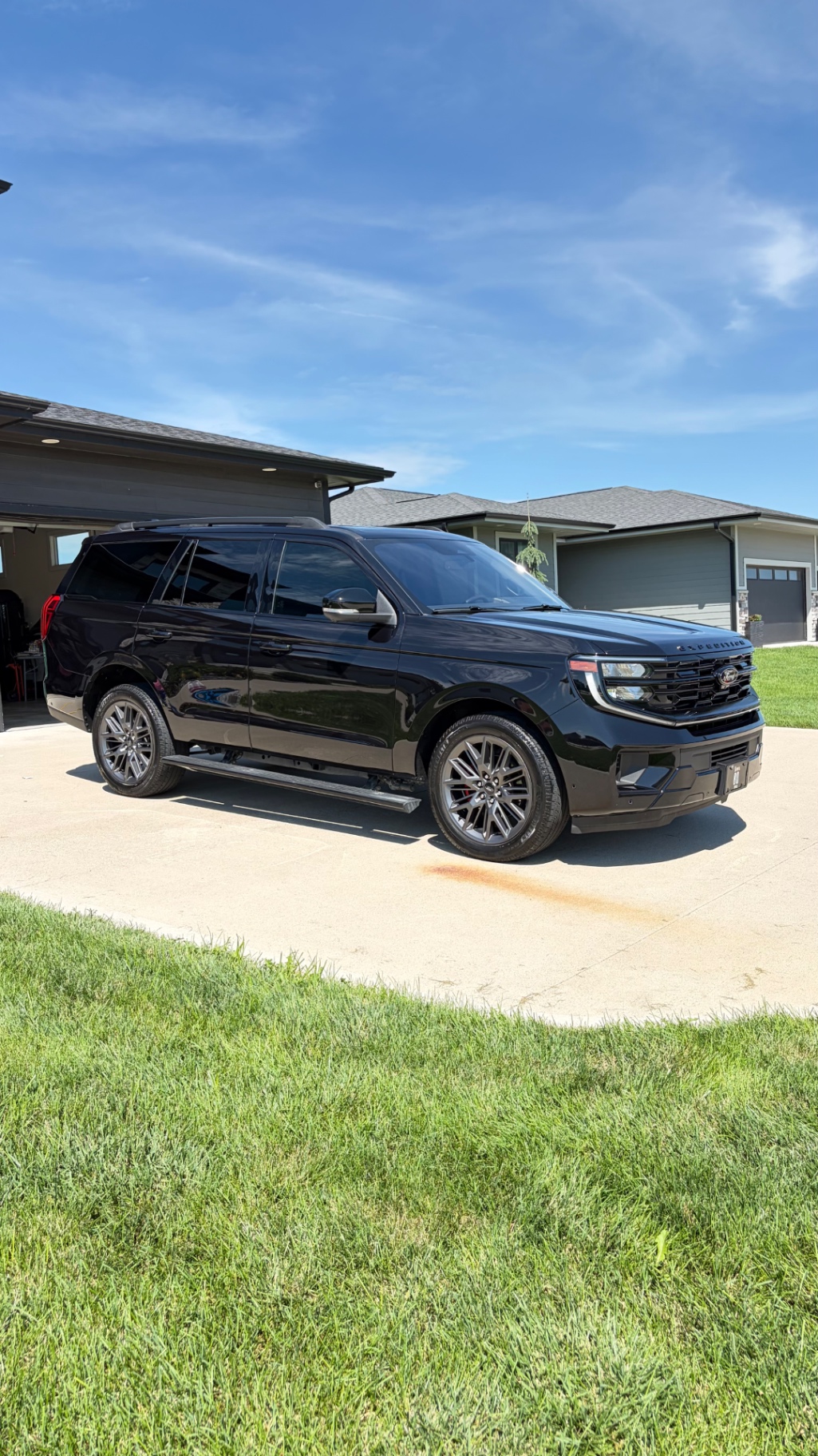 Rear quarter view of a detailed Ford Expedition