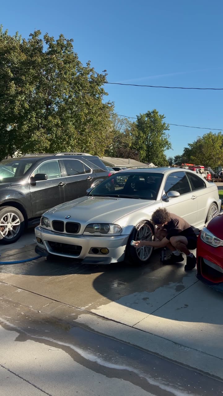 Cleaning the wheels on the BMW E46 M3