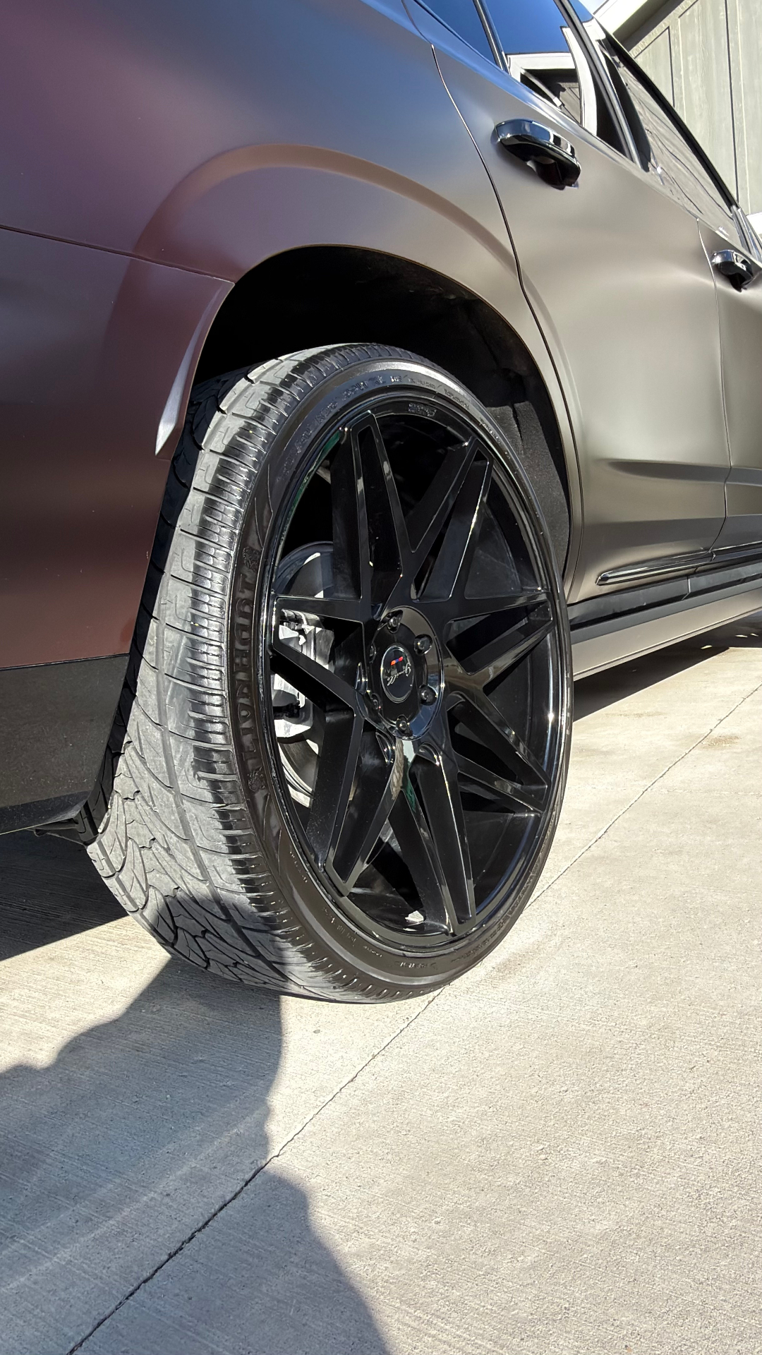 Cadillac Escalade — 22" wheel detail